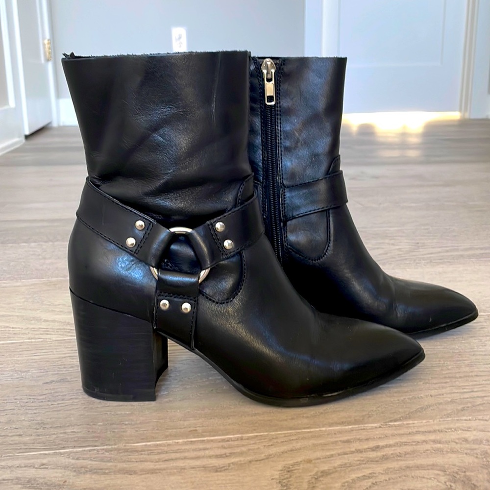 STEVEN black leather booties